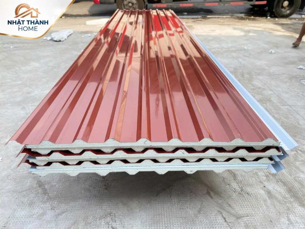 Panel tôn sóng mặt đỏ lõi xốp, loại thường dùng cho mái và vách ngoài trời