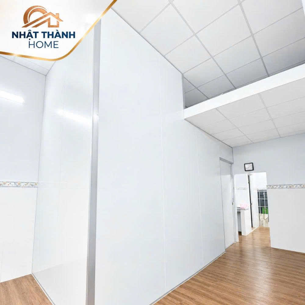 Vách panel trắng ngăn phòng trong nhà