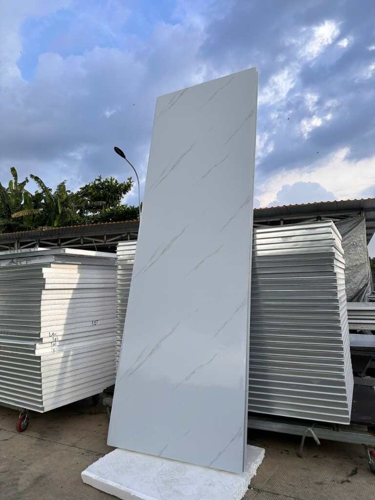 Gần bề mặt Panel EPS vân mây — họa tiết trắng xám nhẹ, phù hợp vách nội thất và showroom