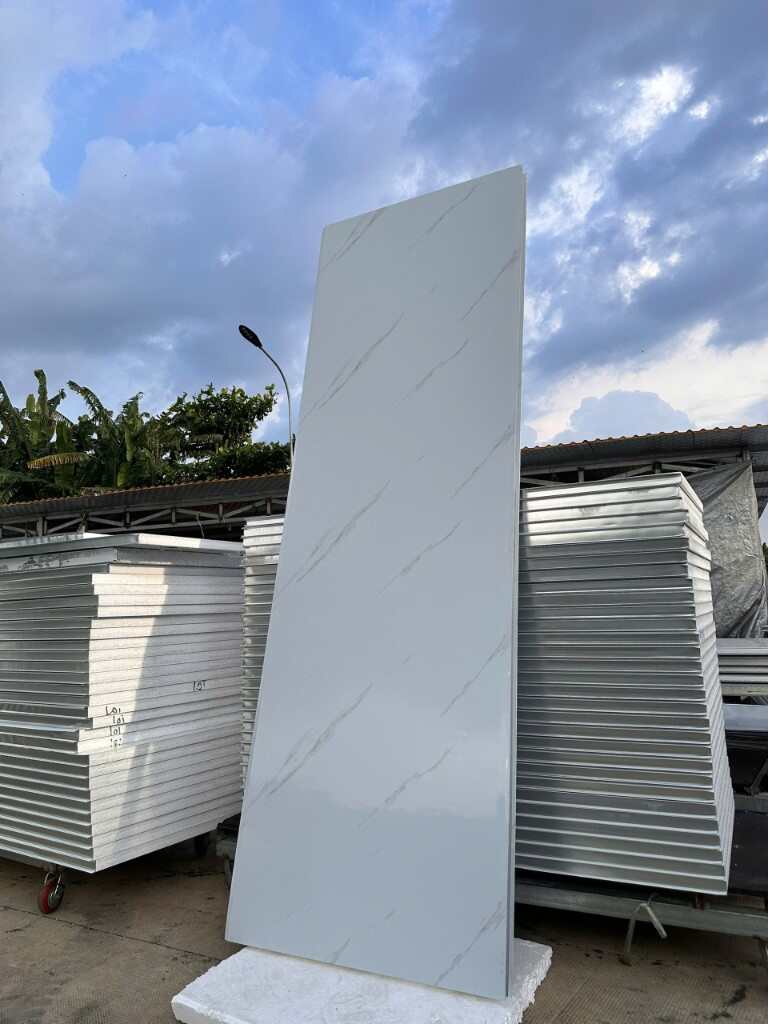Tấm Panel EPS vân mây xếp tại kho — khổ hữu dụng 1150 mm, ngàm có U thép