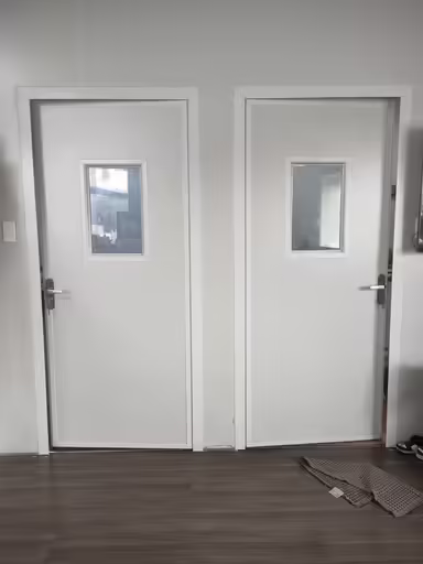 Cửa panel cách nhiệt 1 cánh màu trắng có ô kính quan sát